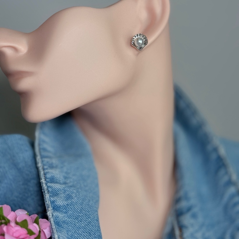 Stylish Stainless Steel Seashell Silver Stud Earrings With Pearl ⚜️